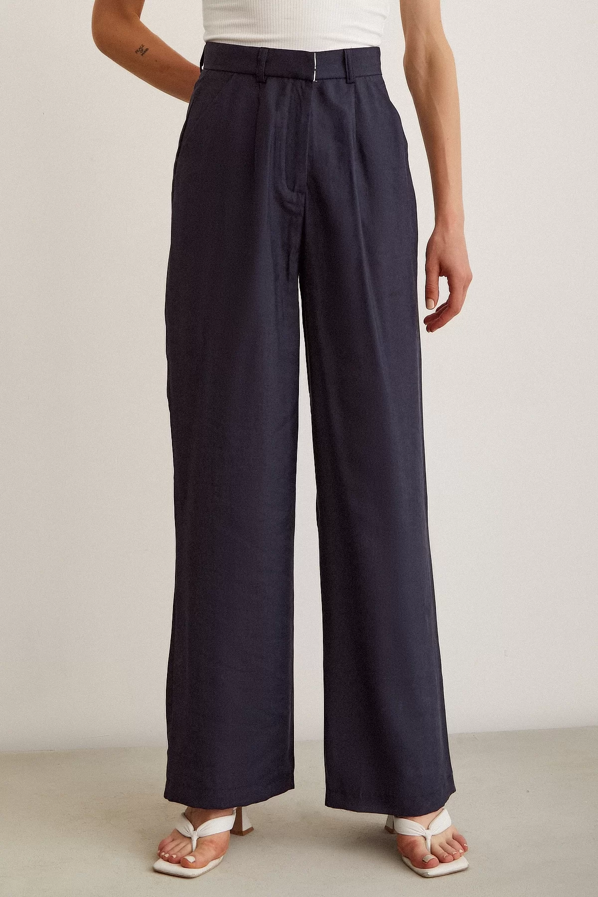 High-Waisted Wide-Leg Pants - Navy Blue