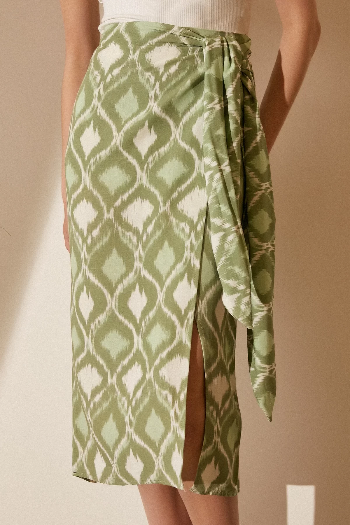 تنورة مطبوعة بزراع الزرافة - أخضر