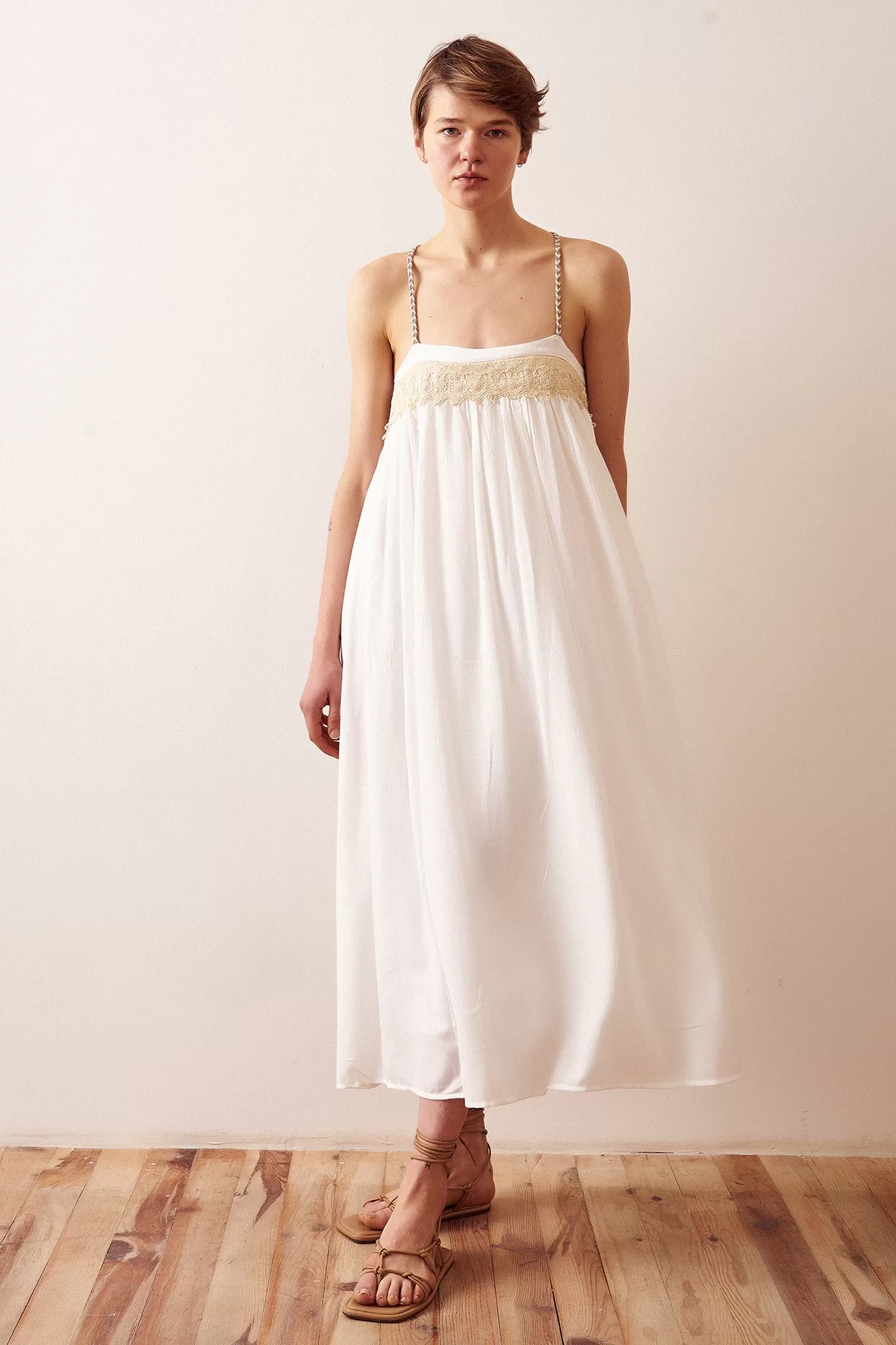 Dantel Detaylı Askılı Salaş Elbise - Beyaz