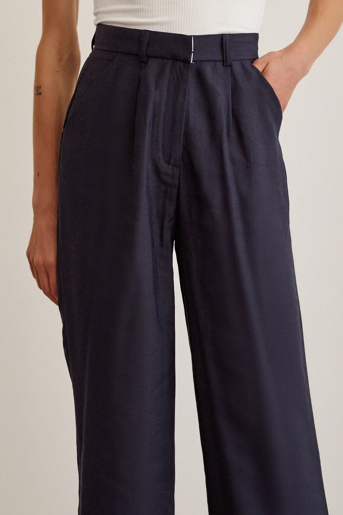 High-Waisted Wide-Leg Pants - Navy Blue