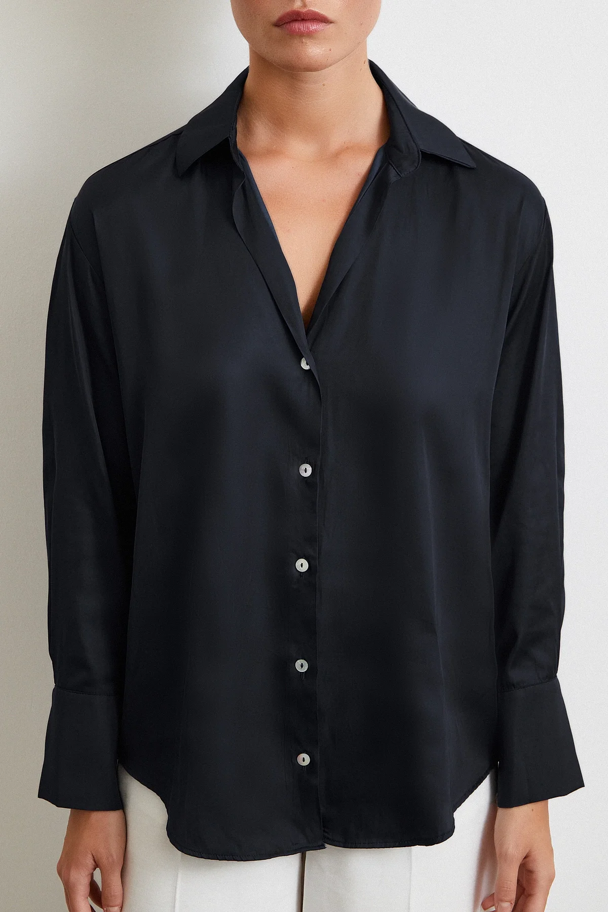 قميص بنمط مائل - أسود