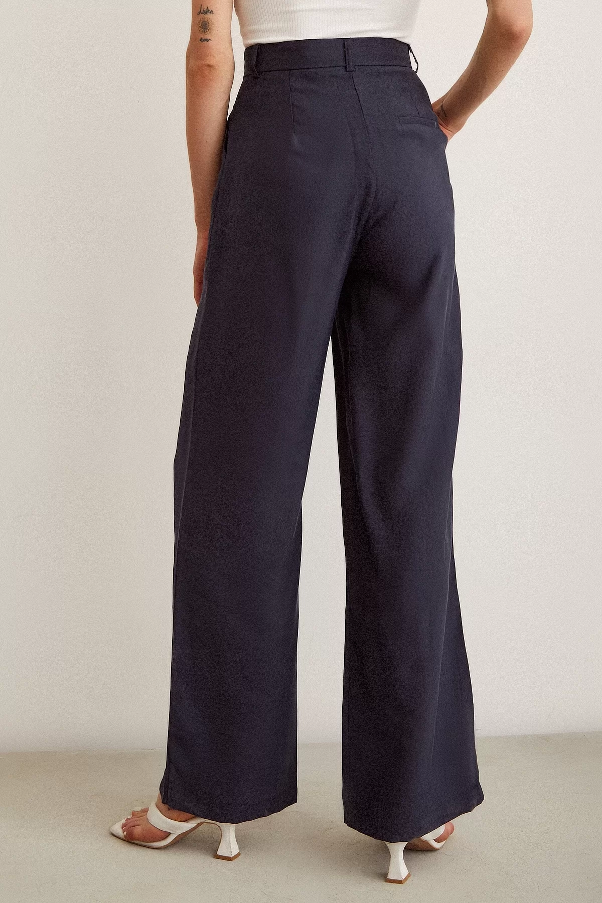 High-Waisted Wide-Leg Pants - Navy Blue