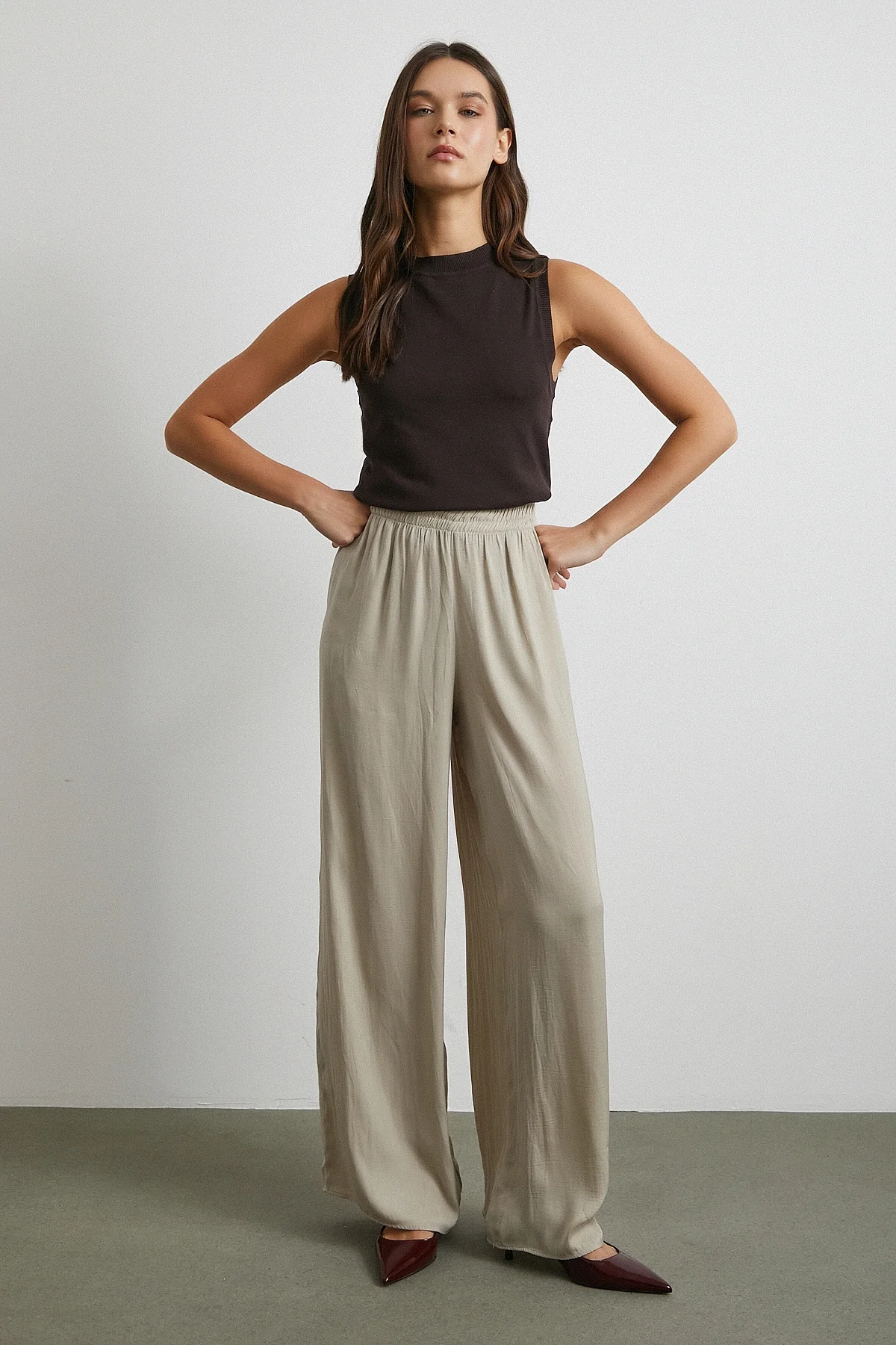 Beli Lastikli Dökümlü Geniş Paça Pantolon - Taş