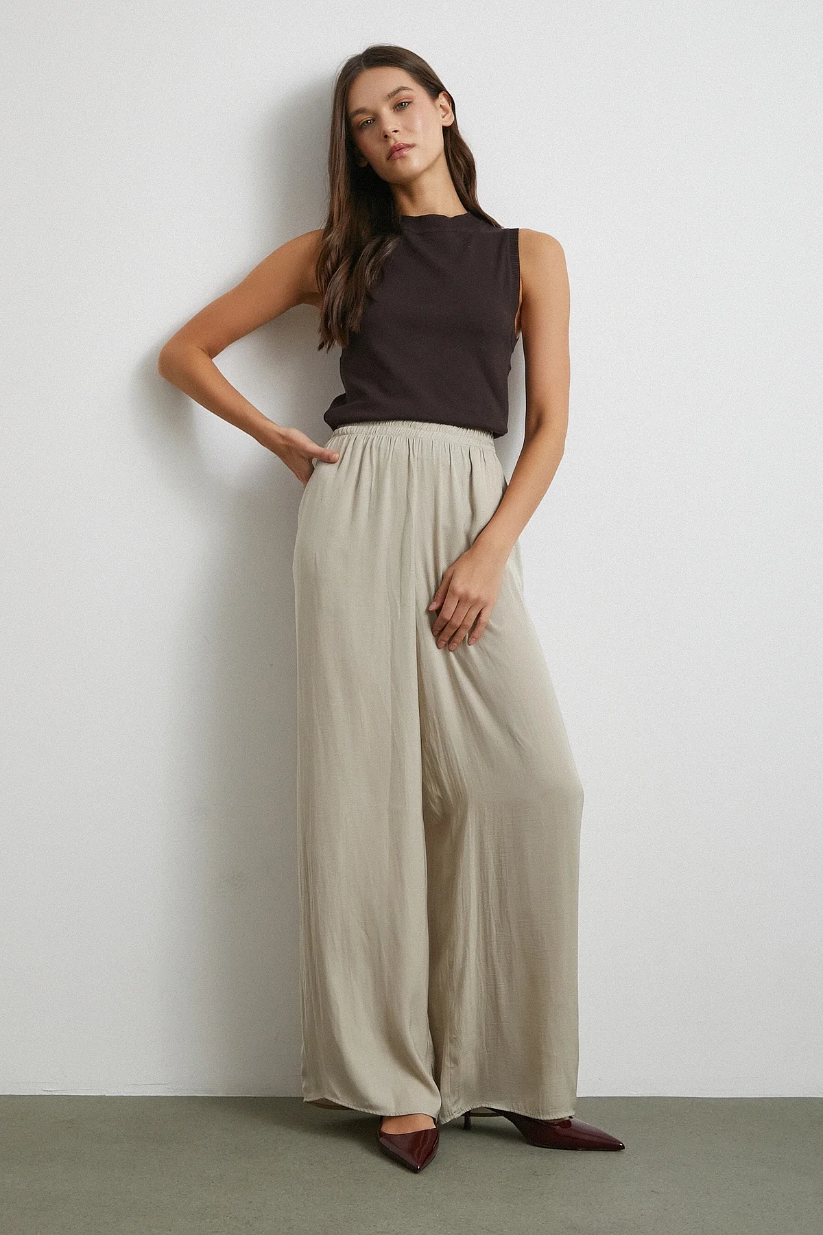 Beli Lastikli Dökümlü Geniş Paça Pantolon - Taş