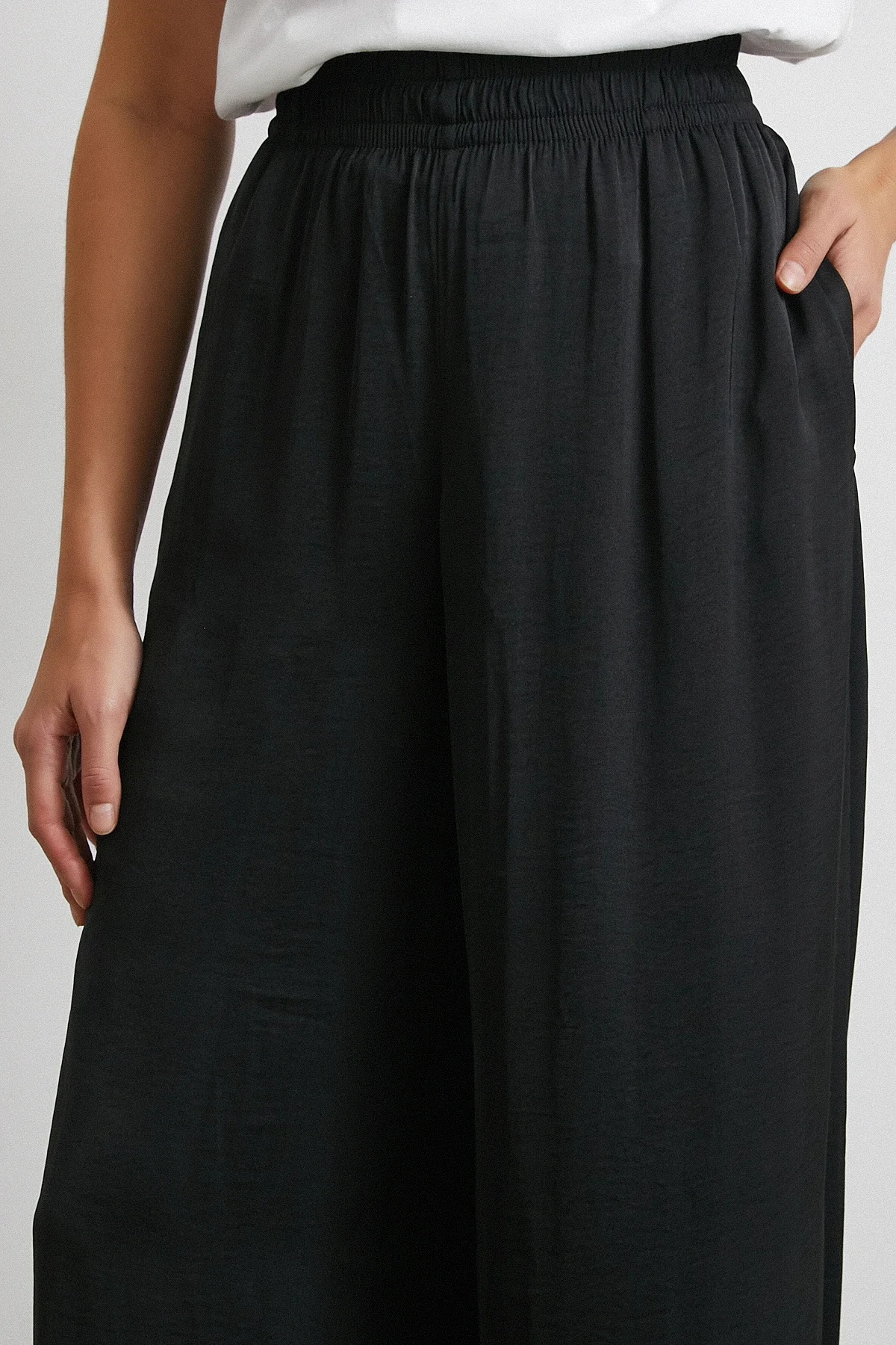 Beli Lastikli Dökümlü Geniş Paça Pantolon - Siyah
