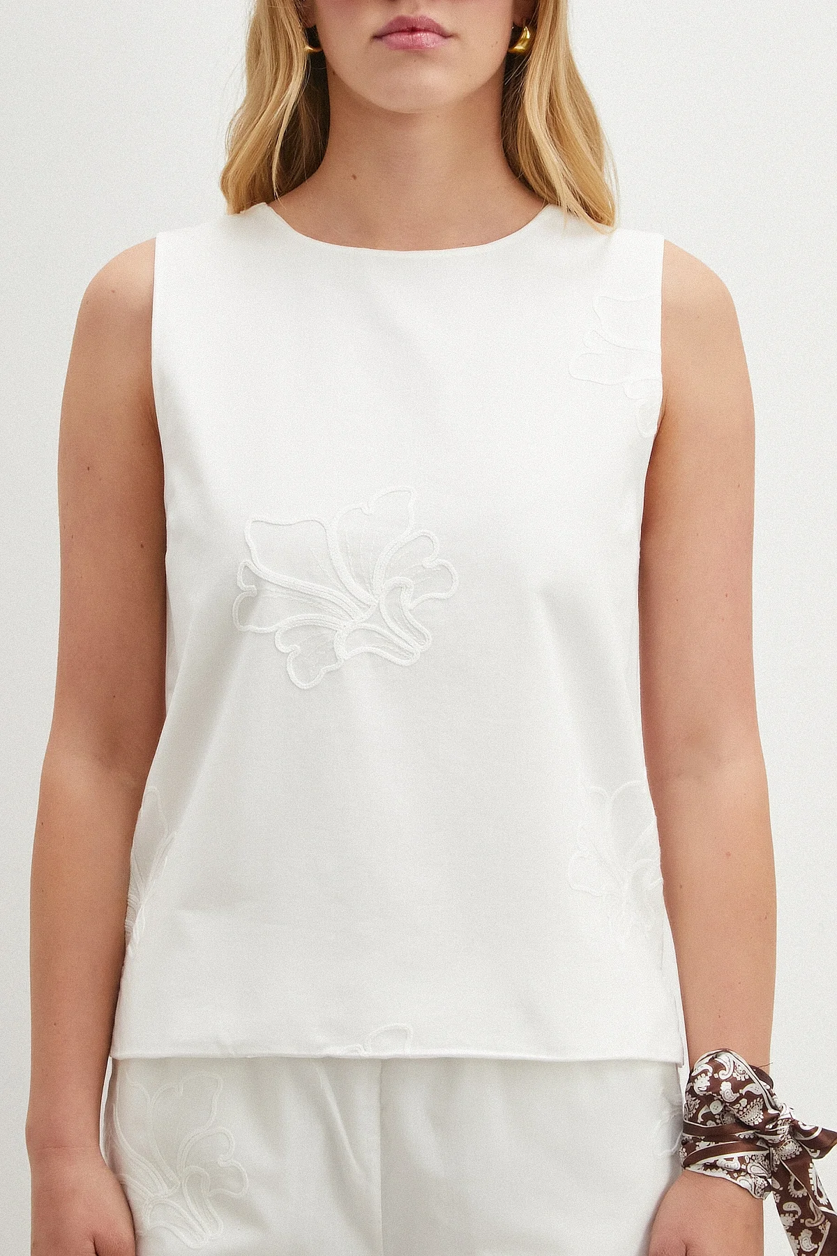 Nakışlı Sıfır Kol Bluz - Beyaz