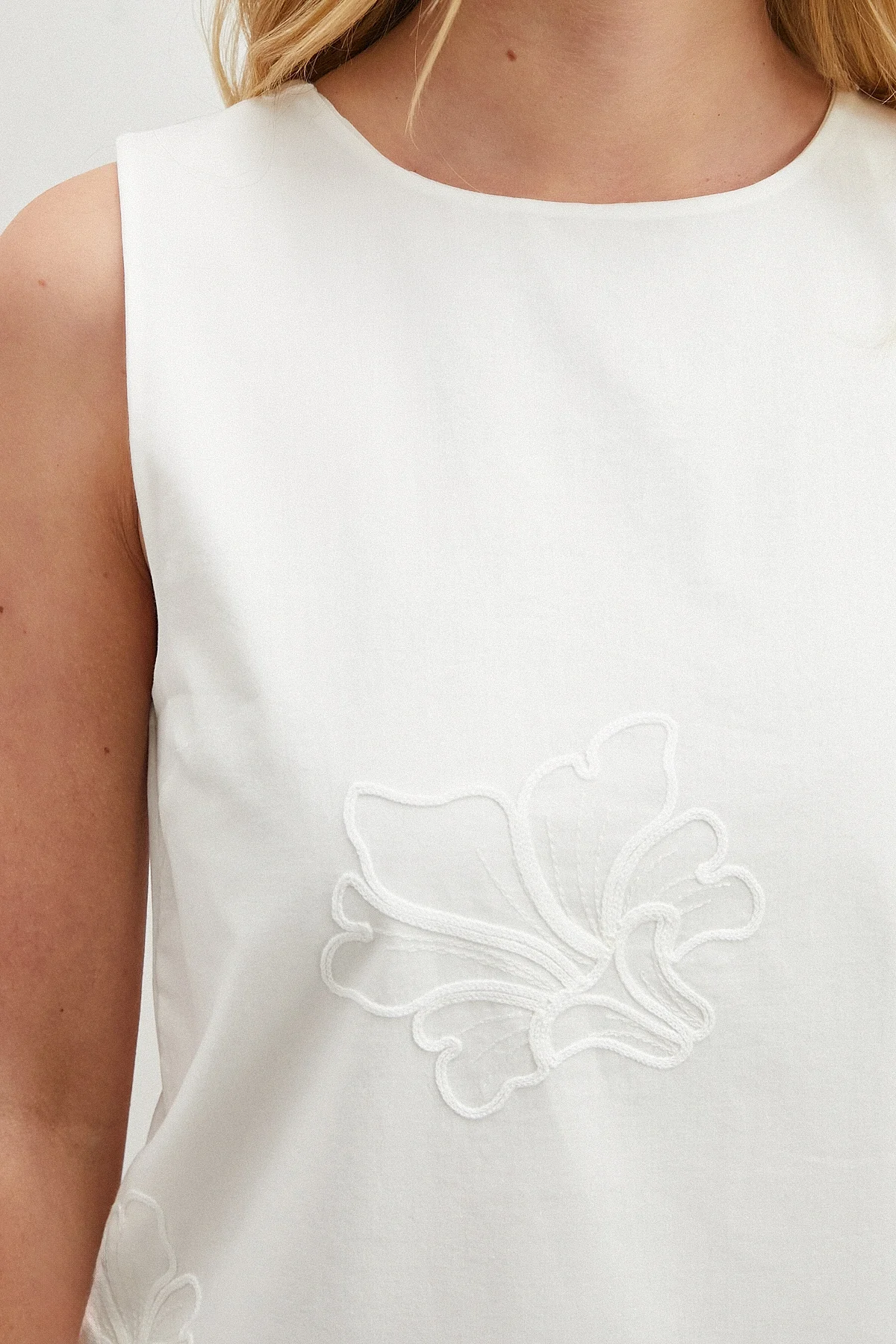 Nakışlı Sıfır Kol Bluz - Beyaz