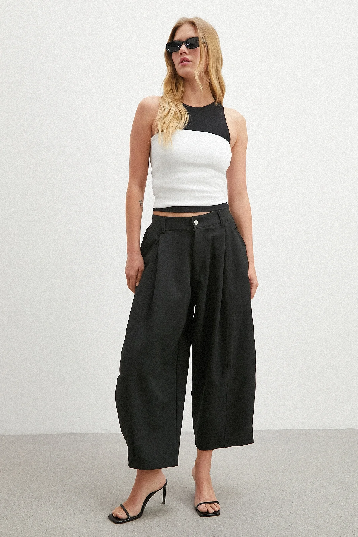 Paça Pileli Bol Kesim Pantolon - Siyah