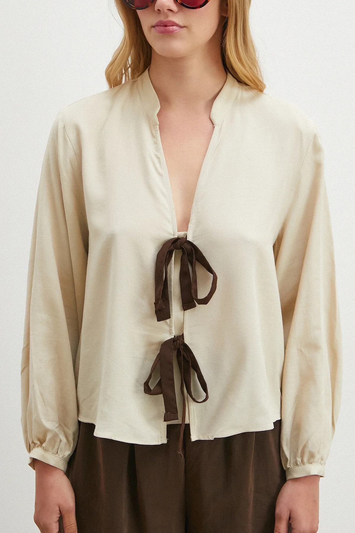 Beli Kuşaklı Viskon Bluz - Bej