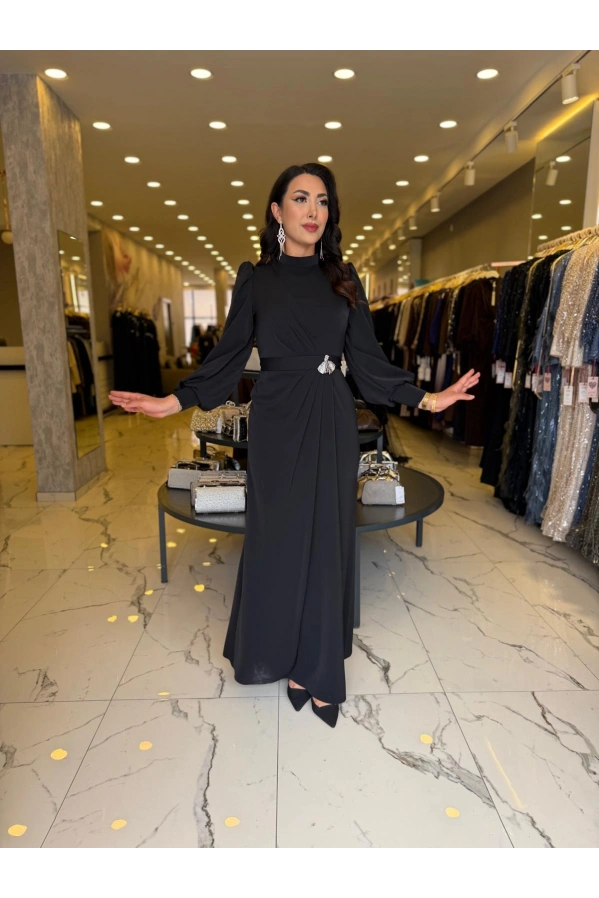 MATEKS-DRAPELİ BROŞ DETAYLI ELBİSE SİYAH