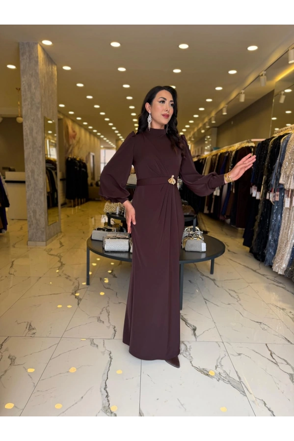 MATEKS-DRAPELİ BROŞ DETAYLI ELBİSE KAHVE