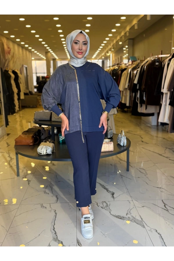 NİLİWİ-YARISI KUMAŞ ZİNCİRLİ YARASA BLUZ LACİVERT