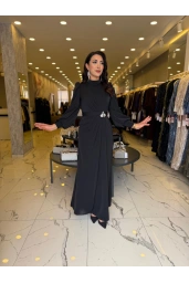 MATEKS-DRAPELİ BROŞ DETAYLI ELBİSE SİYAH