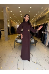 MATEKS-DRAPELİ BROŞ DETAYLI ELBİSE KAHVE