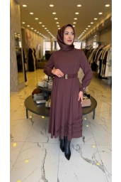 NİLİWİ-ETEK UCU FIRFIRLI ELBİSE KAHVE