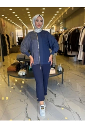 NİLİWİ-YARISI KUMAŞ ZİNCİRLİ YARASA BLUZ LACİVERT