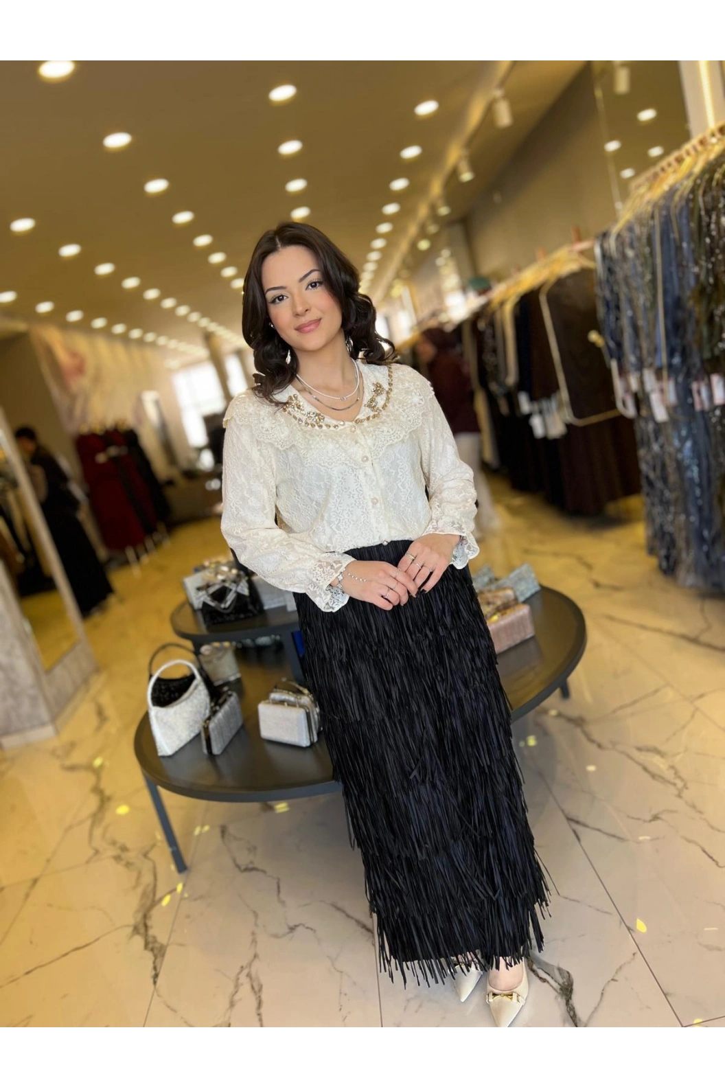 HATIRA-YAKASI TAŞLI GÖMLEK KREM