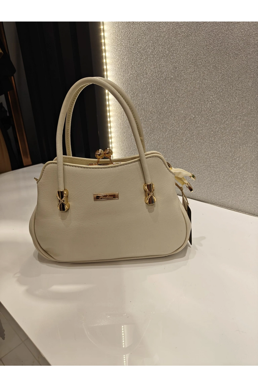 MERİHCE-KLİPSİ KULPLU ÇANTA BEJ