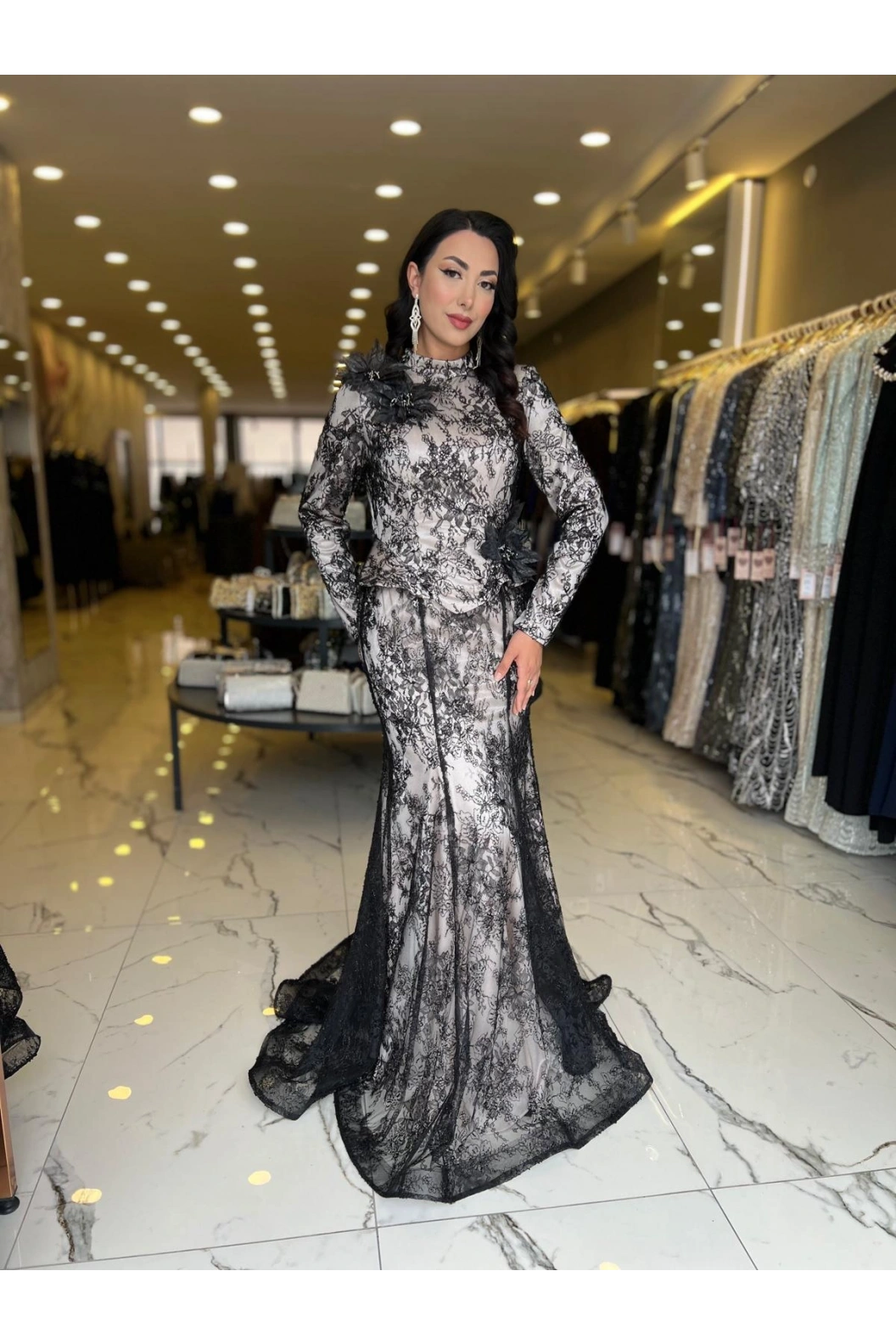 GAMZE ÖZKUL-GÜL DETAYLI ABİYE ELBİSE SİYAH