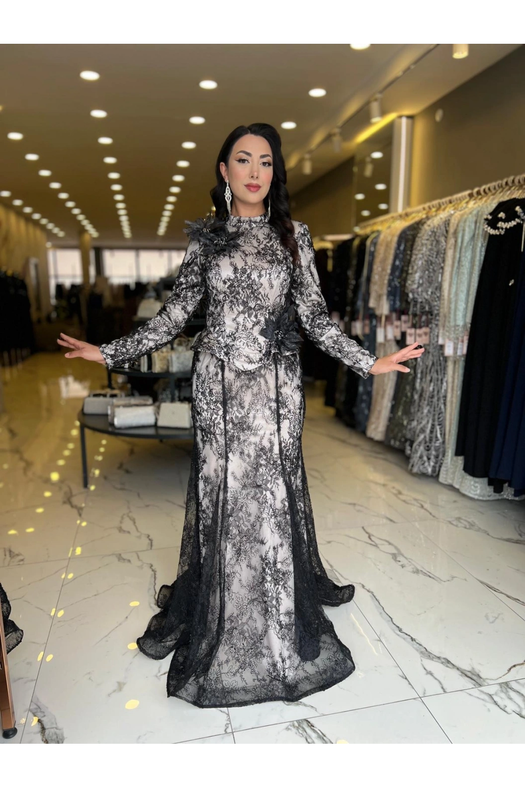 GAMZE ÖZKUL-GÜL DETAYLI ABİYE ELBİSE SİYAH