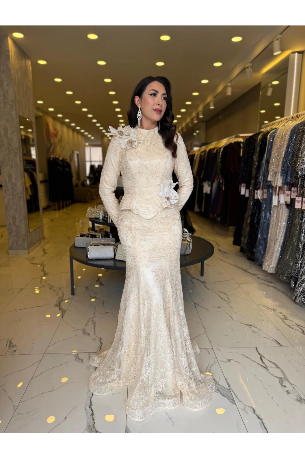 GAMZE ÖZKUL-GÜL DETAYLI ABİYE ELBİSE BEJ