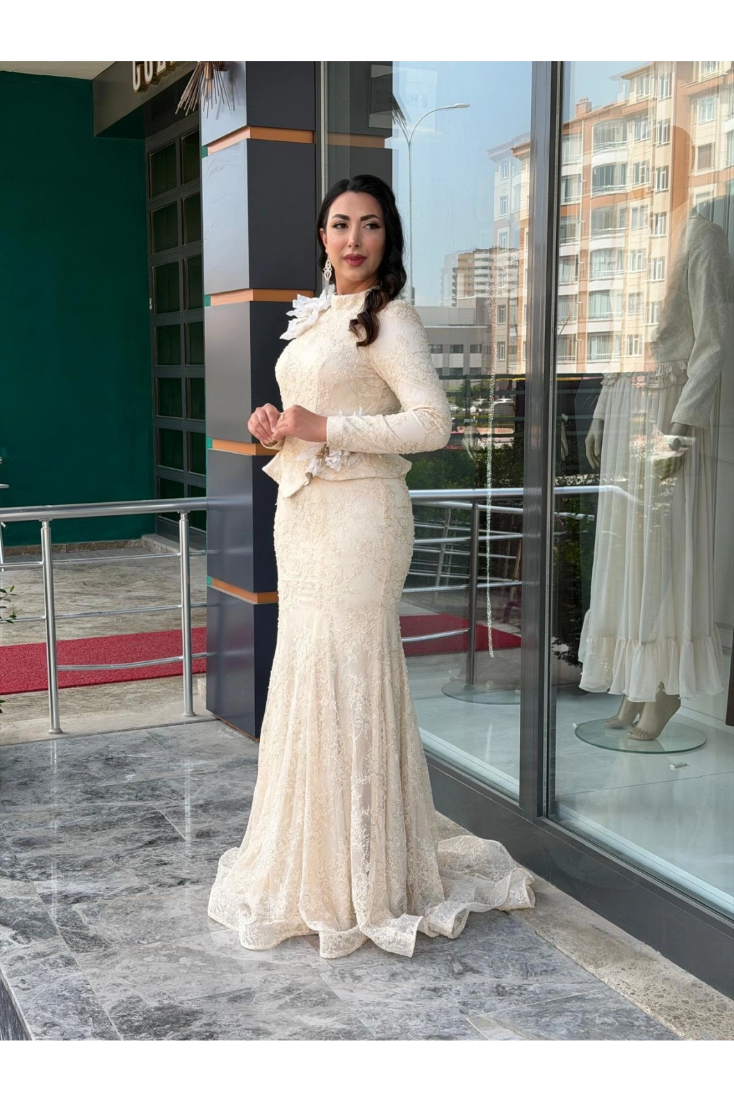 GAMZE ÖZKUL-GÜL DETAYLI ABİYE ELBİSE BEJ