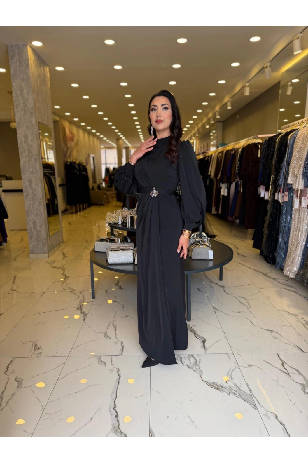 MATEKS-DRAPELİ BROŞ DETAYLI ELBİSE SİYAH