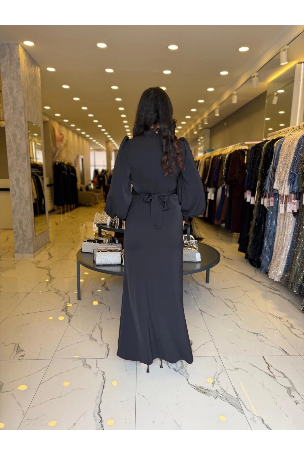 MATEKS-DRAPELİ BROŞ DETAYLI ELBİSE SİYAH