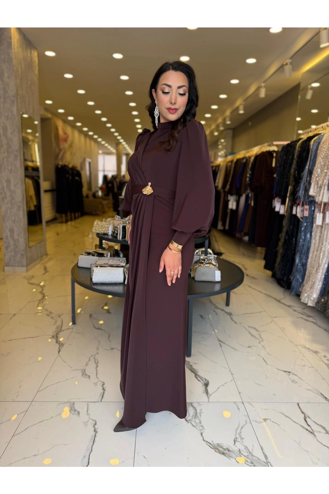 MATEKS-DRAPELİ BROŞ DETAYLI ELBİSE KAHVE