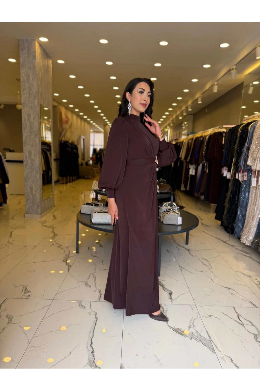 MATEKS-DRAPELİ BROŞ DETAYLI ELBİSE KAHVE