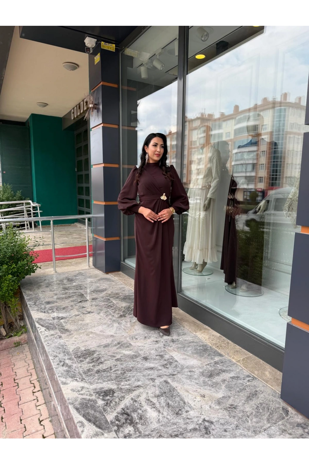 MATEKS-DRAPELİ BROŞ DETAYLI ELBİSE KAHVE