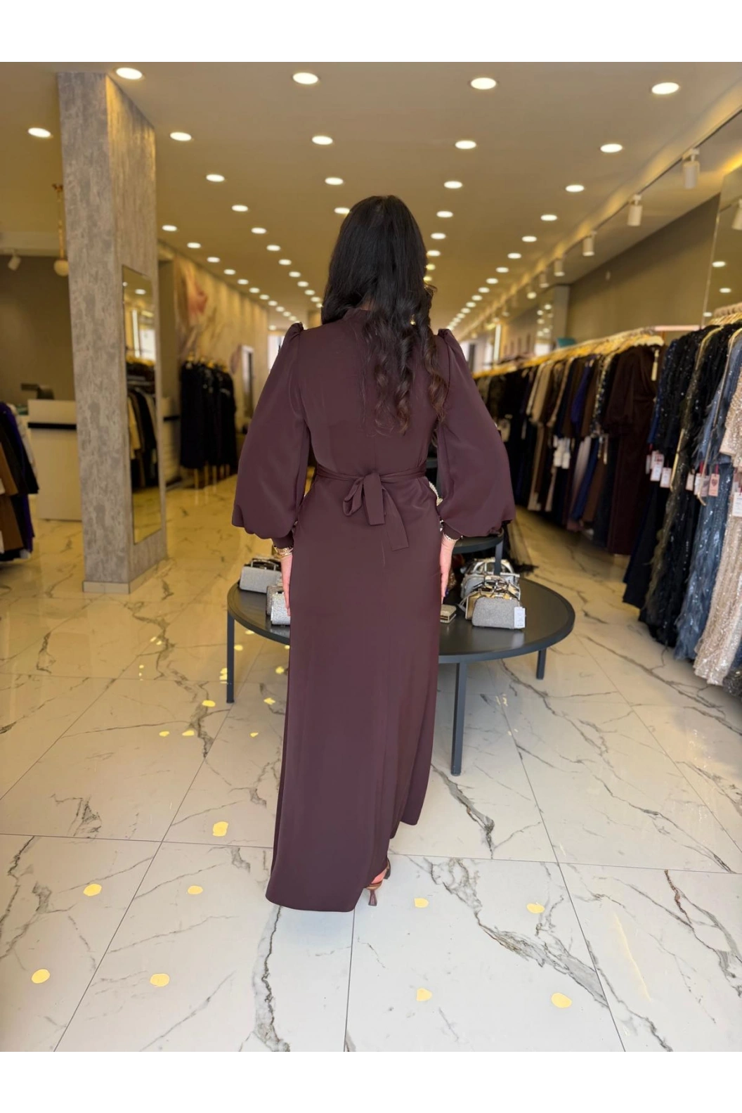 MATEKS-DRAPELİ BROŞ DETAYLI ELBİSE KAHVE