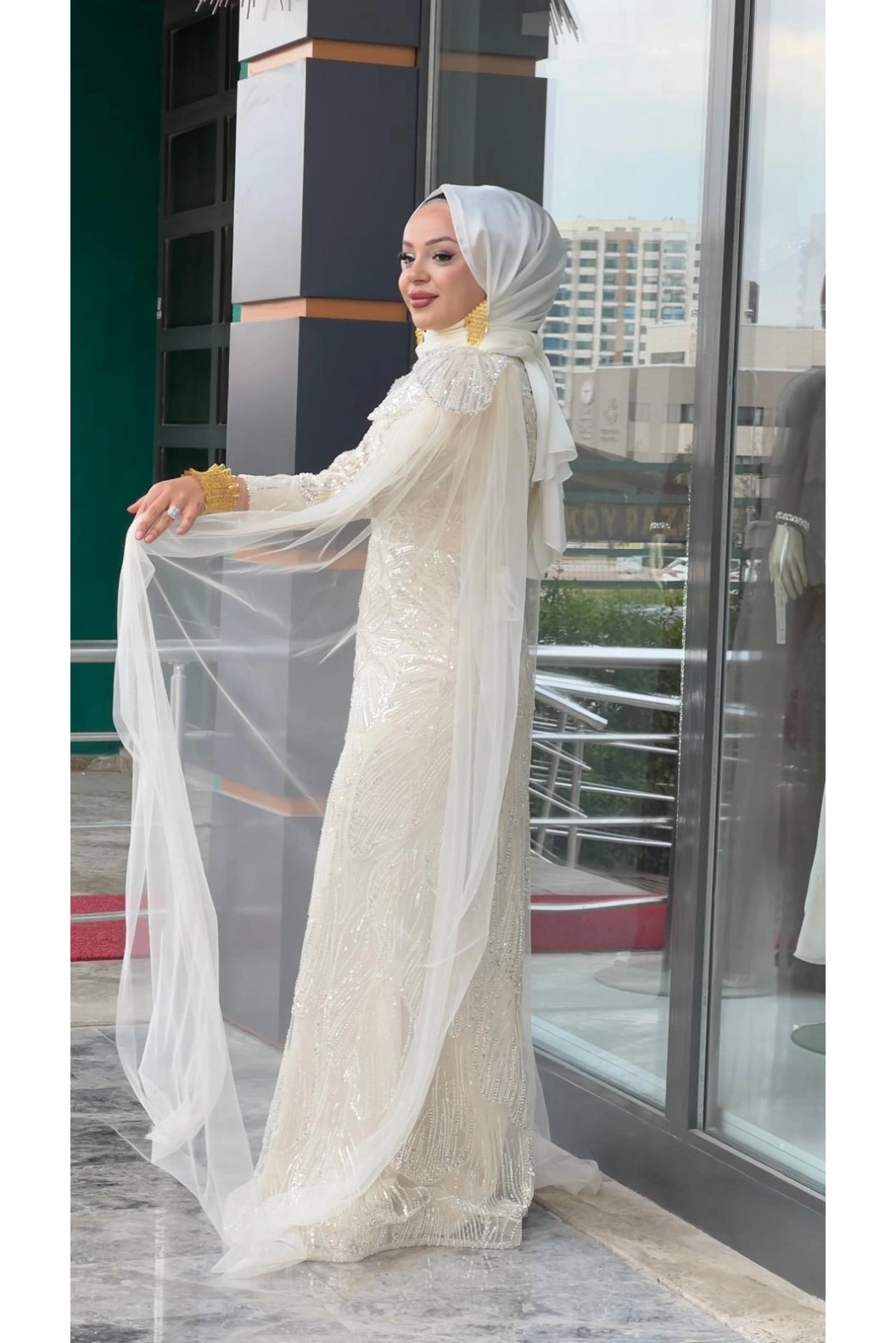 GAMZE ÖZKUL-OMZU TÜL DETAYLI ELBİSE EKRU