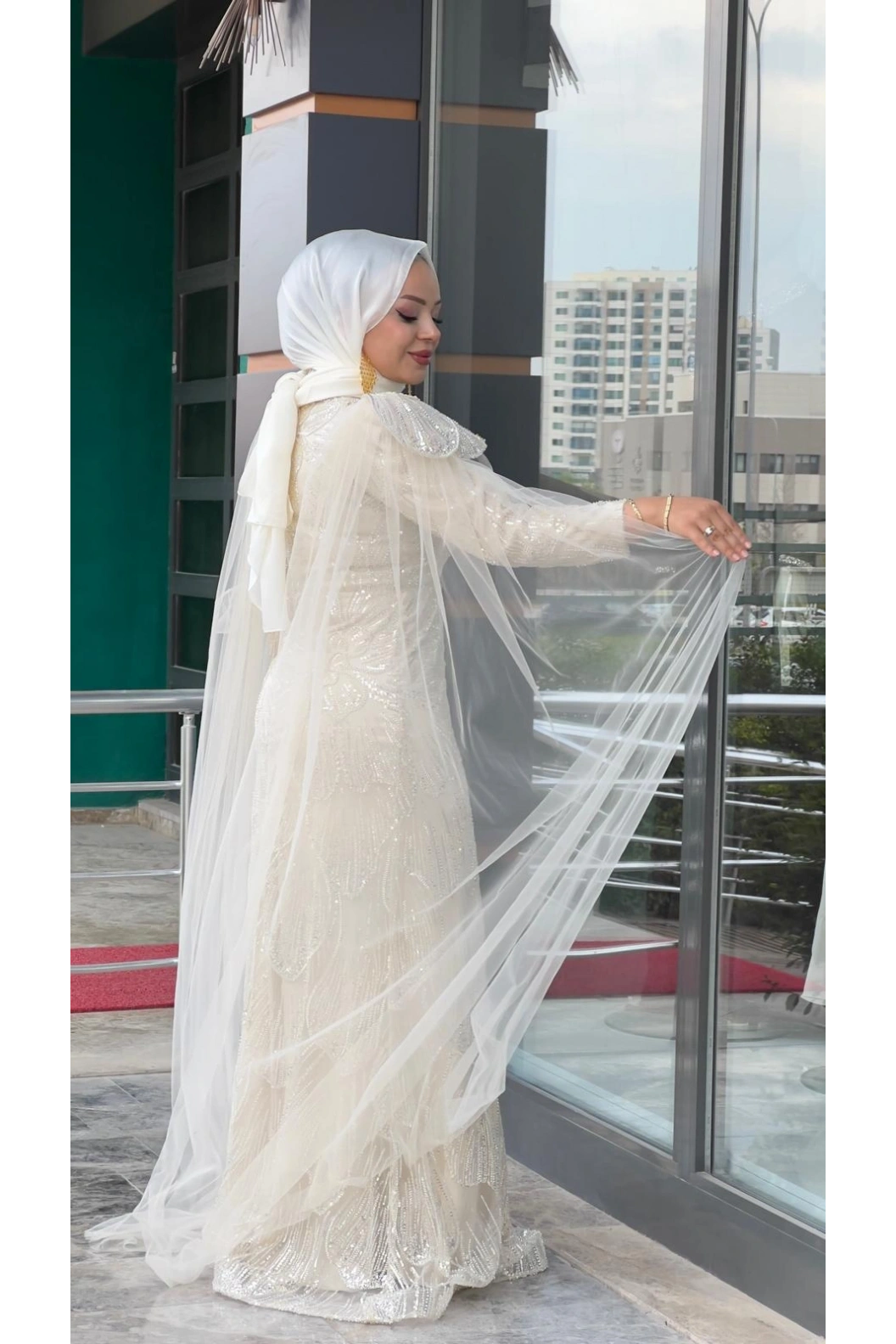 GAMZE ÖZKUL-OMZU TÜL DETAYLI ELBİSE EKRU
