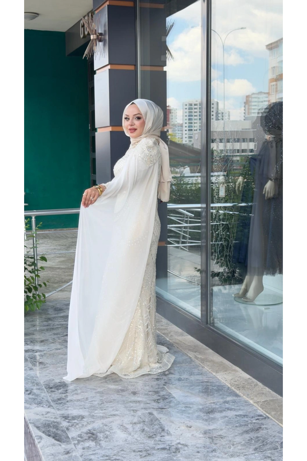 GAMZE ÖZKUL-TAŞ İŞLEMELİ ŞİFON DETAY ABİYE BEJ