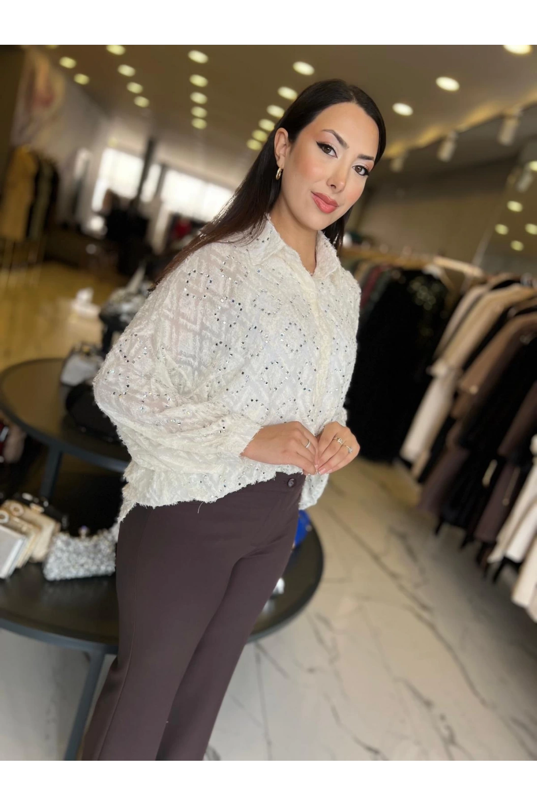 İTHAL-ÖNÜ TAŞ DETAYLI İTHAL GÖMLEK KREM