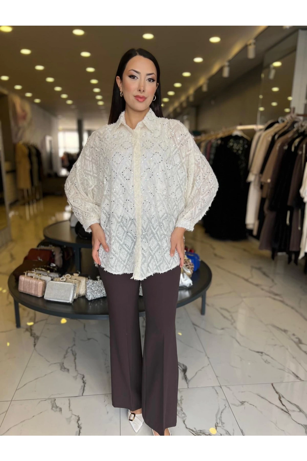 İTHAL-ÖNÜ TAŞ DETAYLI İTHAL GÖMLEK KREM