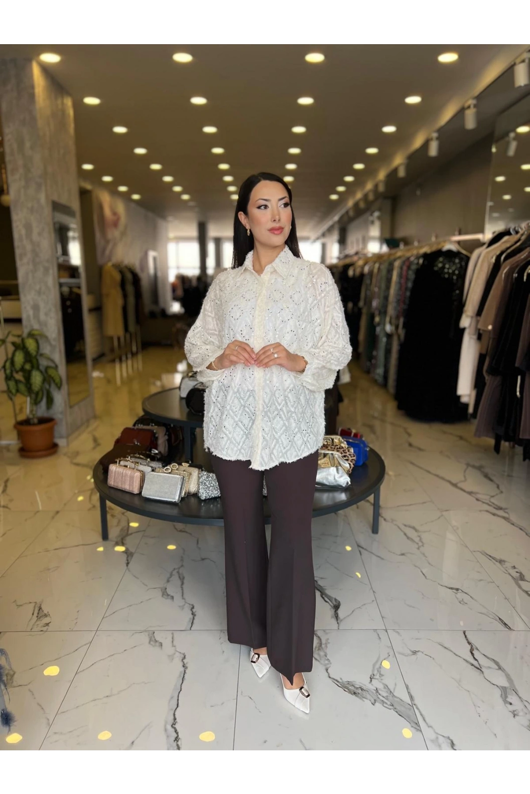 İTHAL-ÖNÜ TAŞ DETAYLI İTHAL GÖMLEK KREM