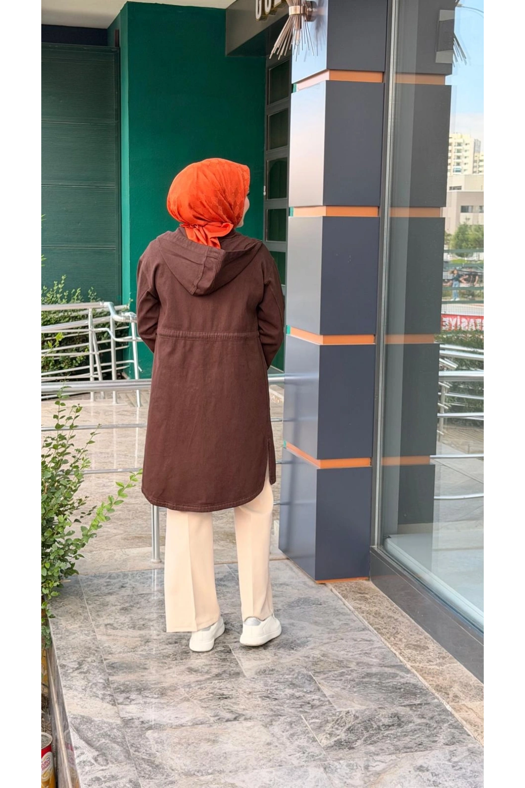 MAGAZİN-KAPŞONLU DENİM KAHVE