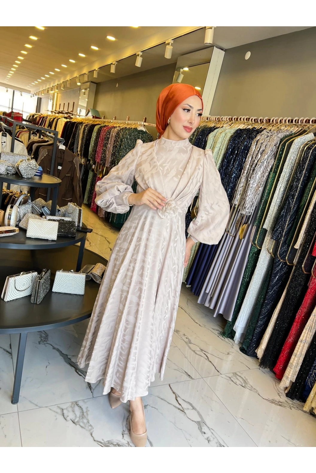 MATEKS-JAKRLI GÜLLÜ ELBİSE BEJ