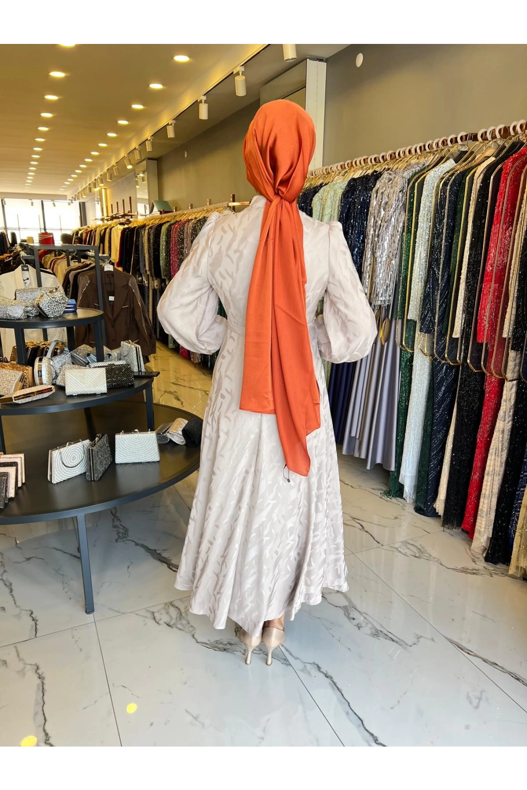 MATEKS-JAKRLI GÜLLÜ ELBİSE BEJ