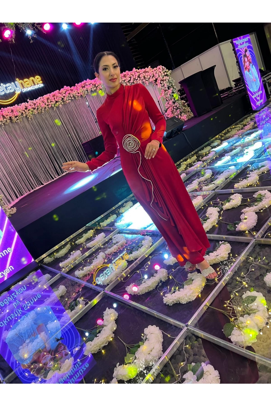 MATEKS-KREP SATEN GÜLLÜ ELBİSE KIRMIZI