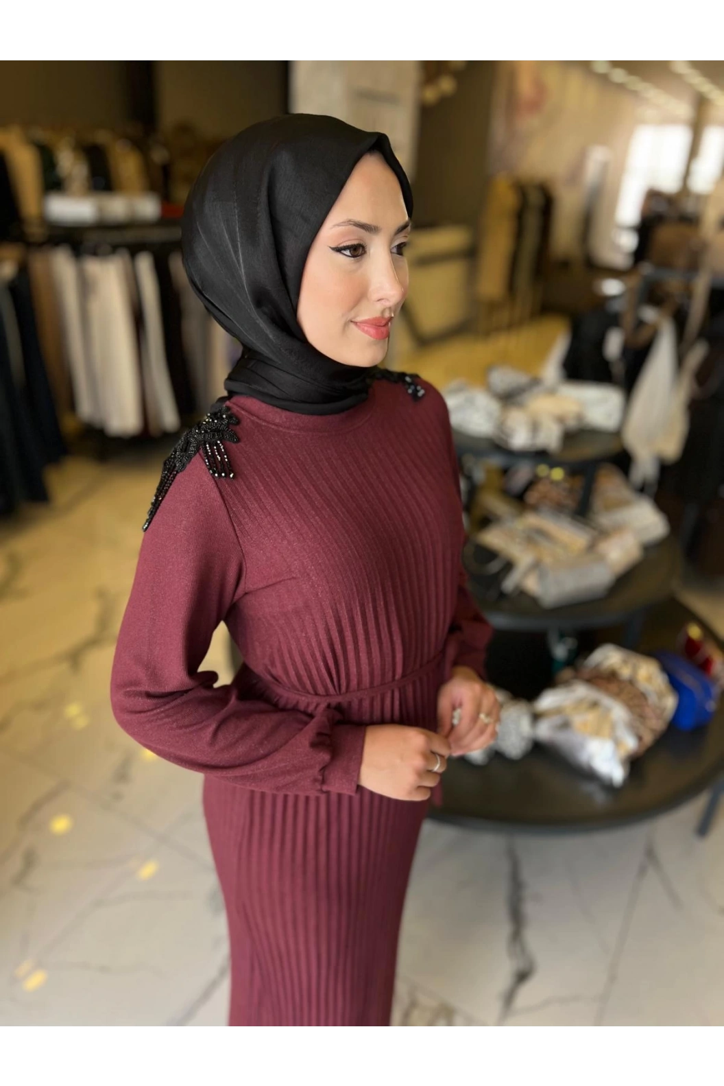 MY312-OMUZ İŞLEMELİ PİLİSELİ ELBİSE BORDO