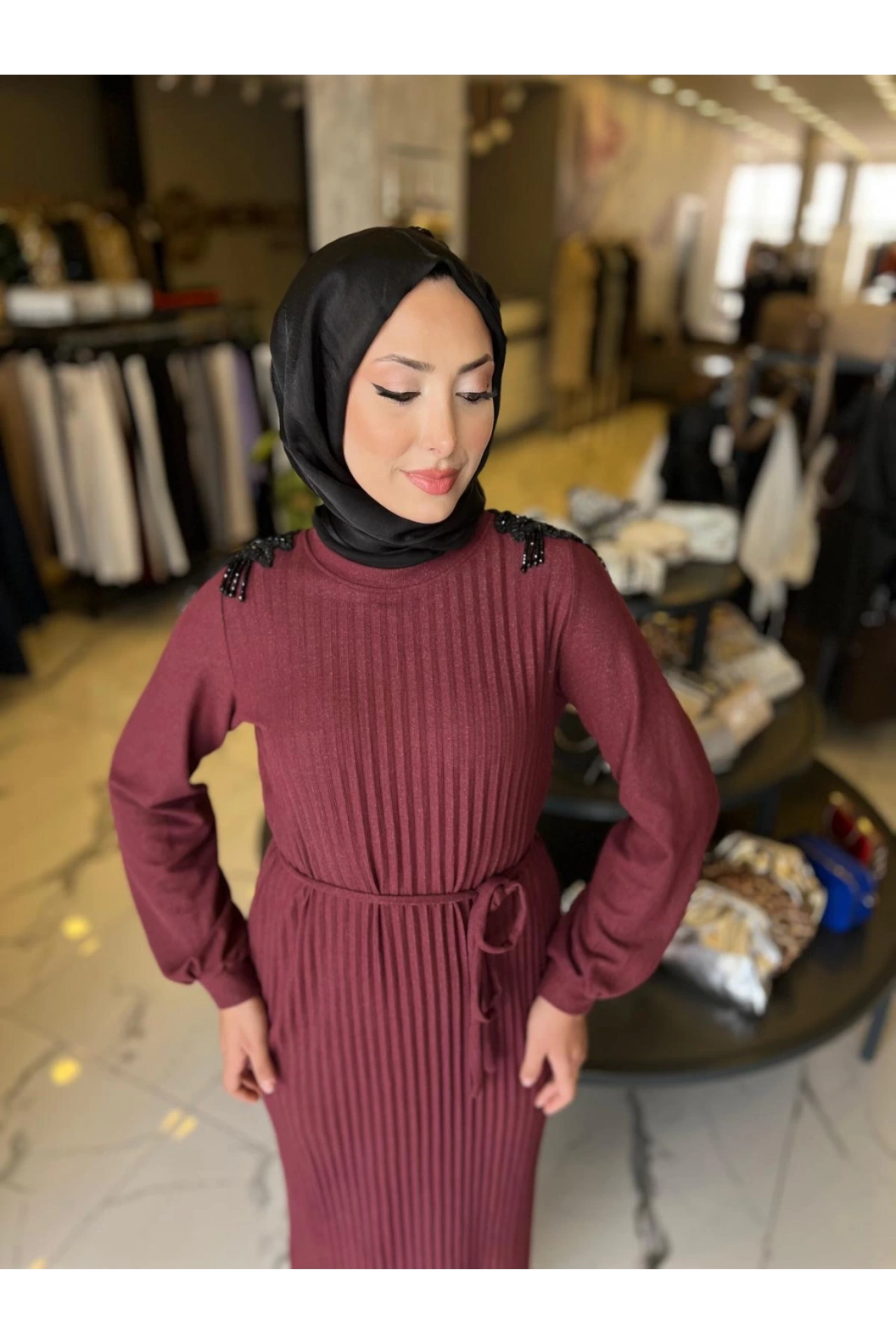 MY312-OMUZ İŞLEMELİ PİLİSELİ ELBİSE BORDO
