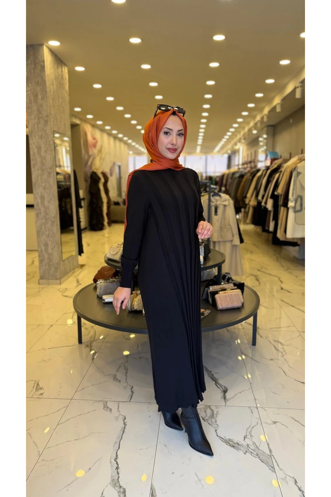 NİLİWİ-KALIN PİLİSELİ ELBİSE SİYAH