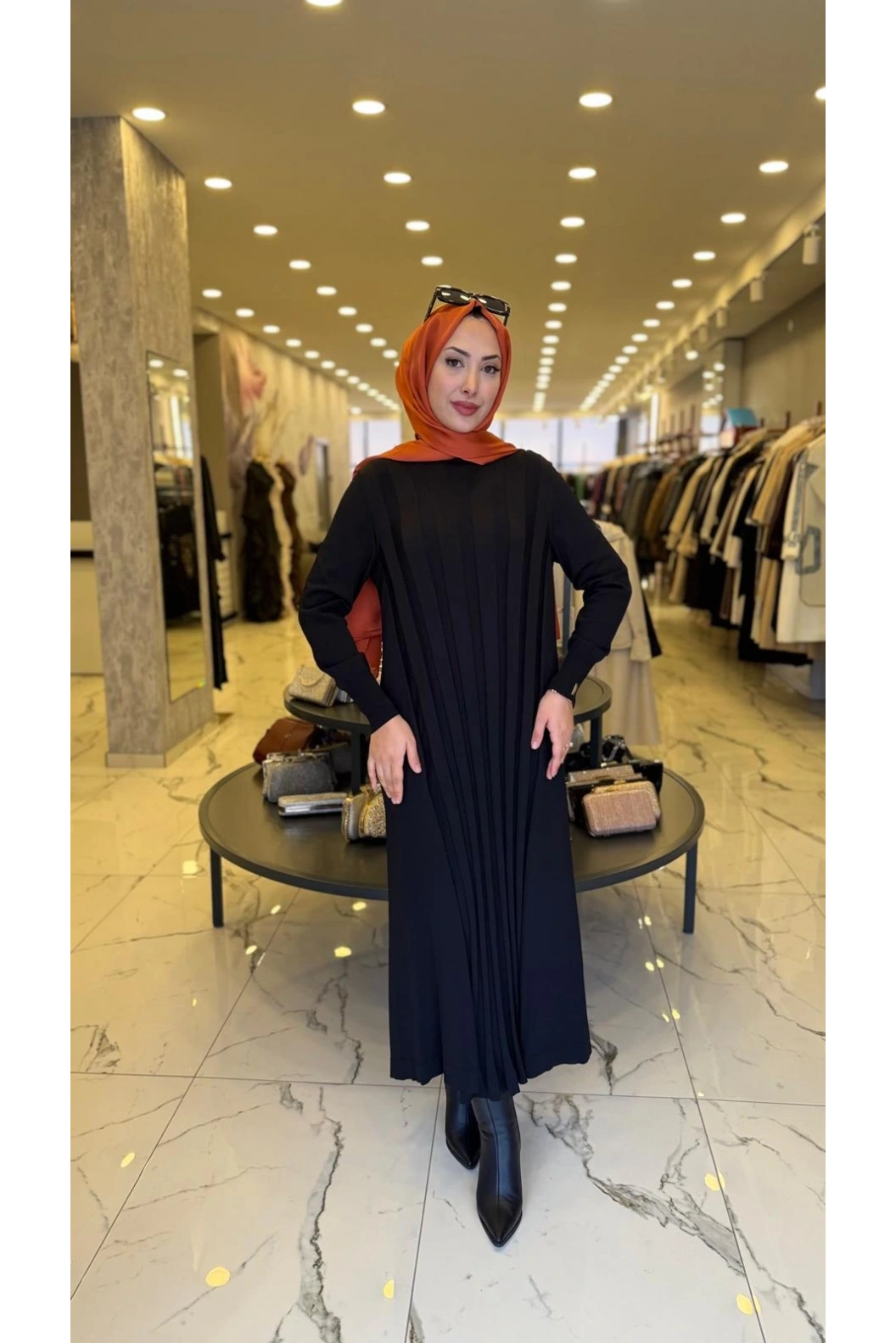 NİLİWİ-KALIN PİLİSELİ ELBİSE SİYAH