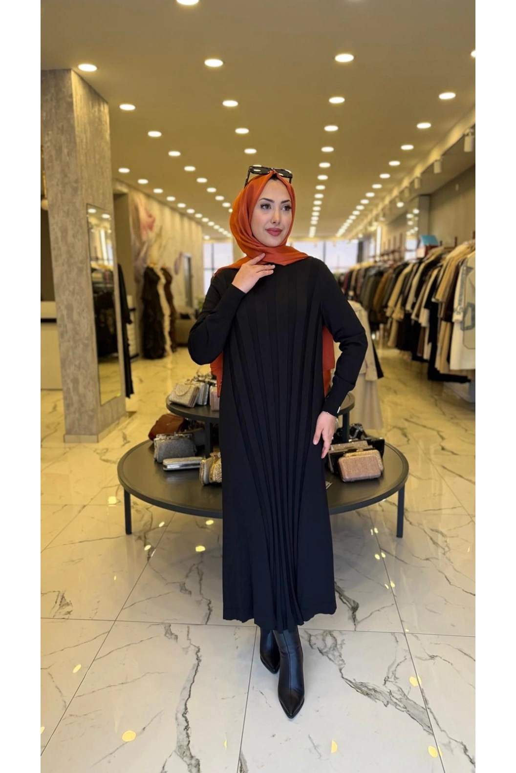 NİLİWİ-KALIN PİLİSELİ ELBİSE SİYAH