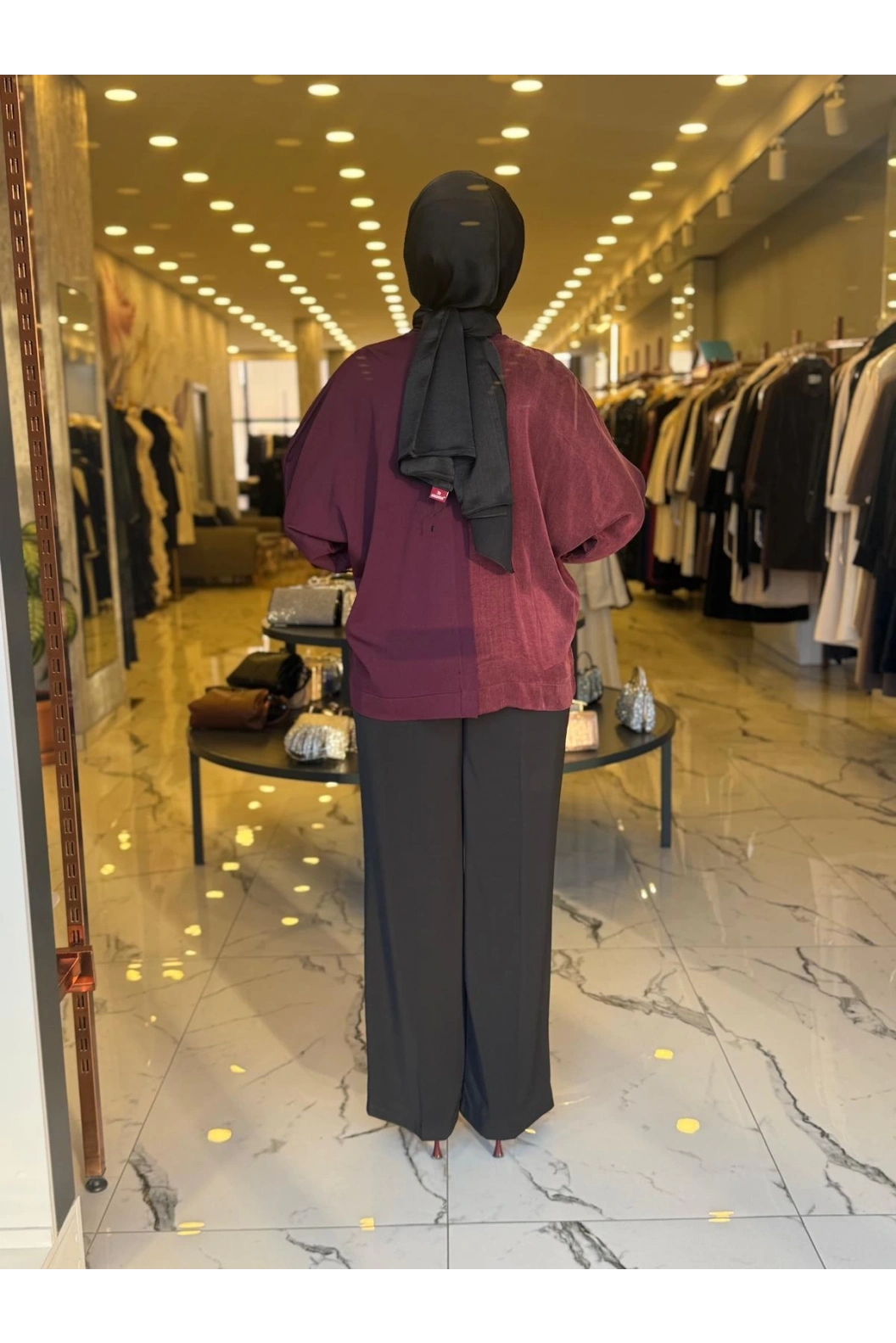 NİLİWİ-YARISI KUMAŞ ZİNCİRLİ YARASA BLUZ BORDO