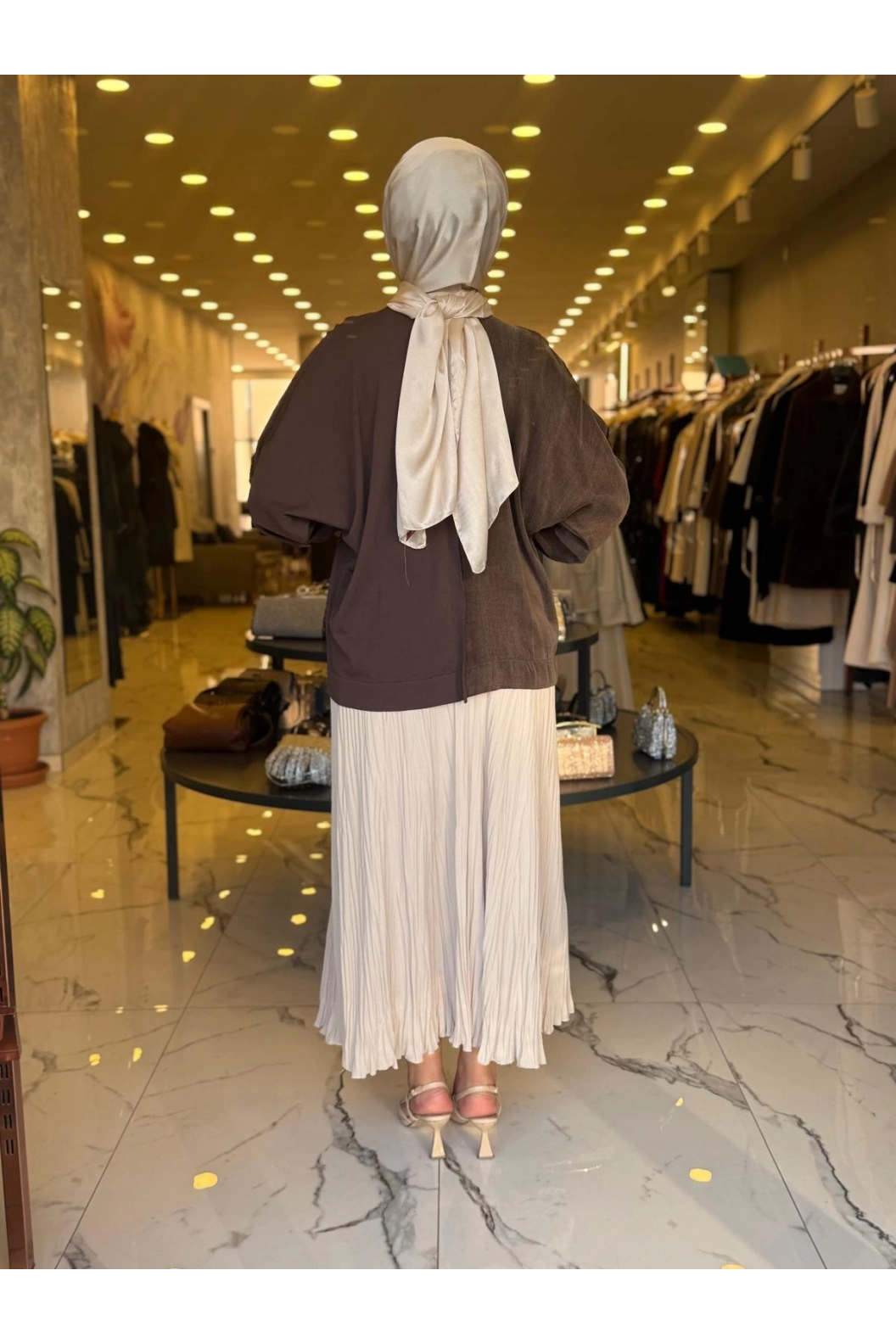 NİLİWİ-YARISI KUMAŞ ZİNCİRLİ YARASA BLUZ KAHVE