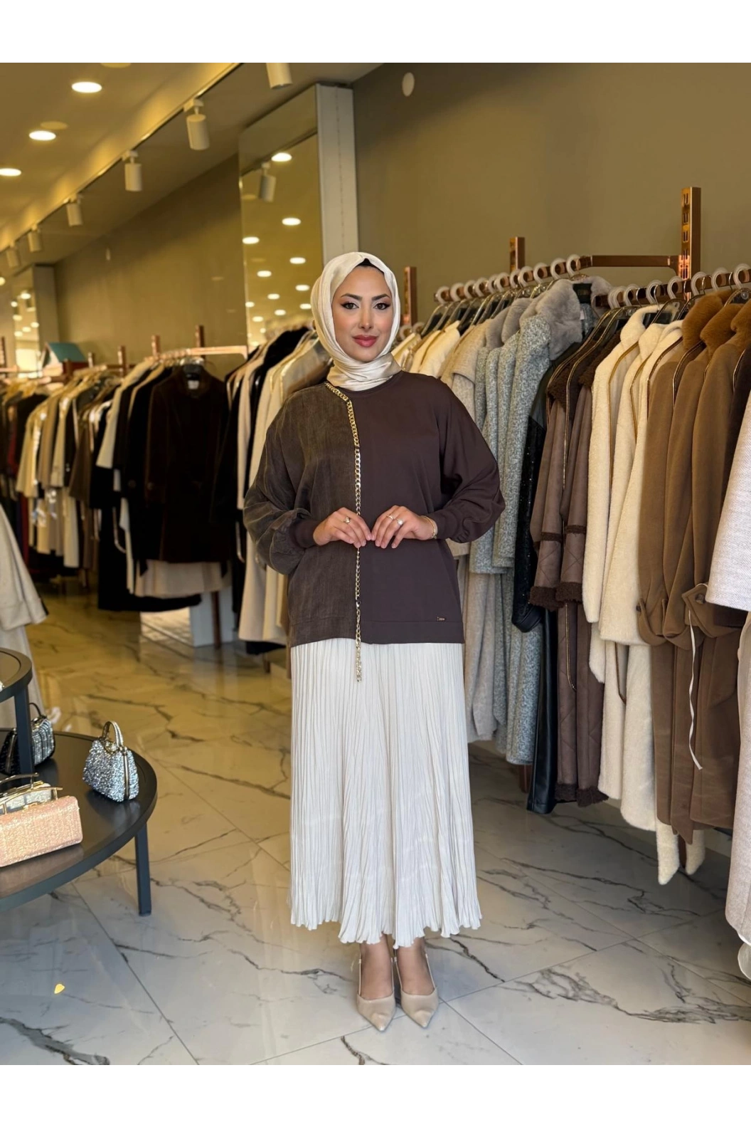 NİLİWİ-YARISI KUMAŞ ZİNCİRLİ YARASA BLUZ KAHVE